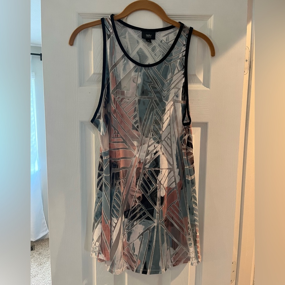 Sleeveless, multicolored top